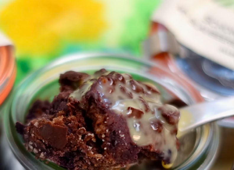 Schokoladenkuchen mit Eierlikör iund Blaubeeren m Glas