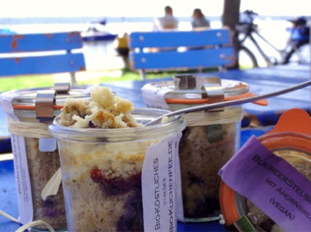 Vegane Blaubeer Streuselkuchen im Glas von der Bio-Kuchenfee