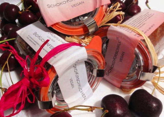 Vegane Schokoladen-Kirschkuchen im Glas von der Bio-Kuchenfee