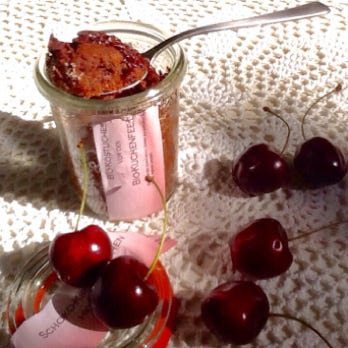 Veganer Schokokuchen mit Kirschen im Glas von der Bio-Kuchenfee